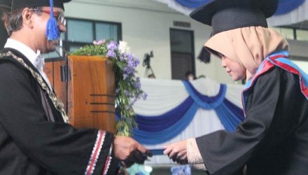Lulus Cum Laude Di Usia Belia Lulus Cum Laude Di Usia Belia